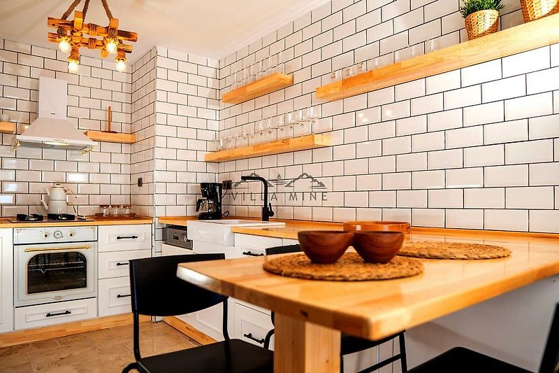 Moderne Küche mit orangefarbenen Akzenten und Holzmöbeln.