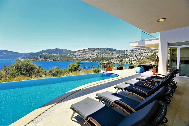 Luxuriöse Villa mit Pool, Meerblick und tropischer Landschaft.