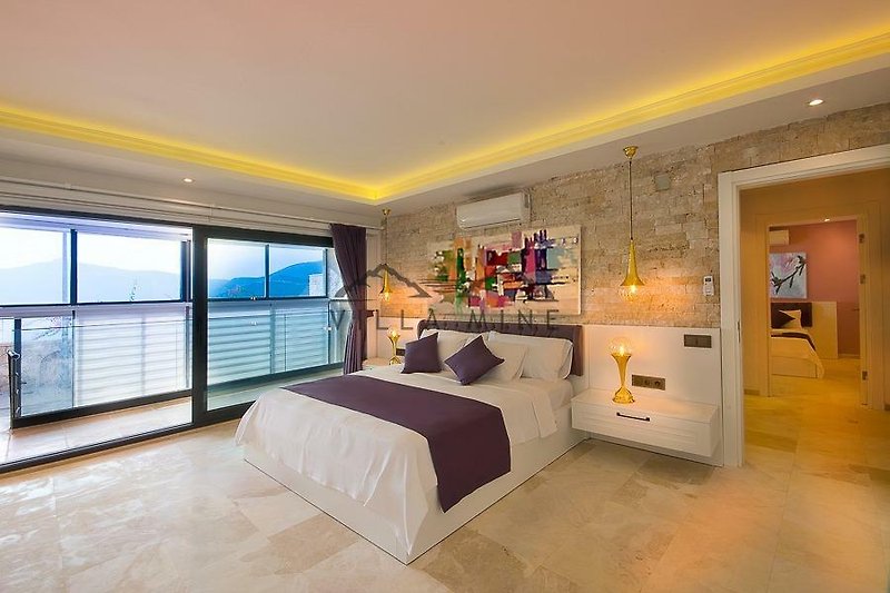 Elegantes Wohnzimmer mit stilvoller Beleuchtung und modernem Design.