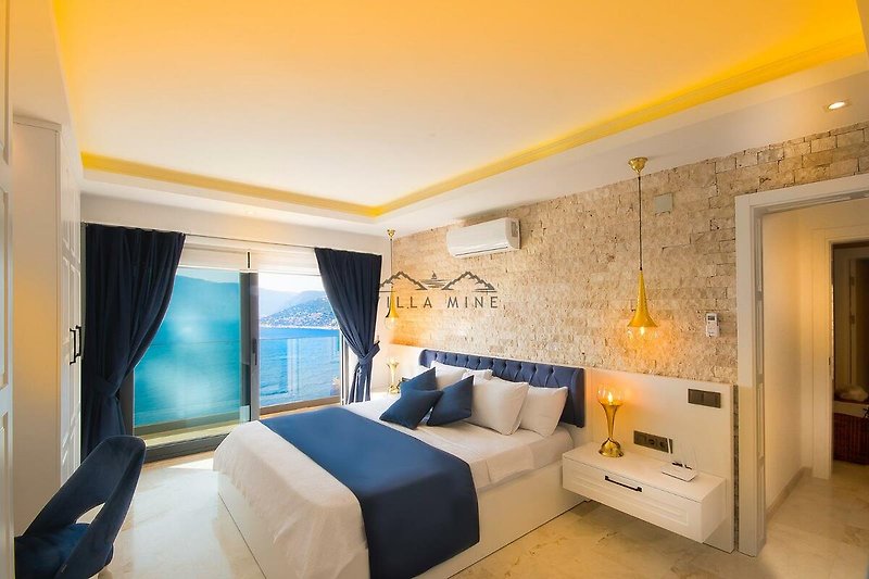 Stilvolles Schlafzimmer mit gelber Dekoration und gemütlichem Bett.