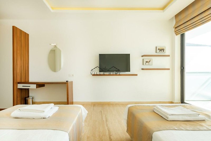 Geräumiges Wohnzimmer mit moderner Einrichtung und bequemer Couch.