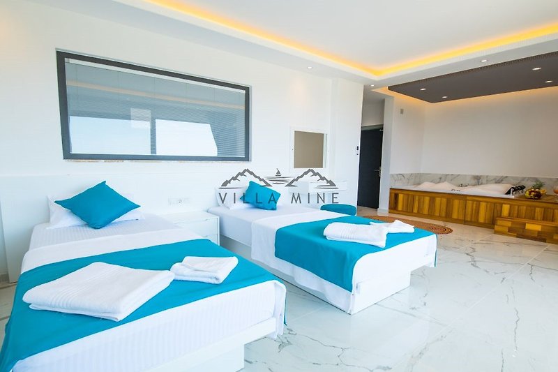 Stilvolles Schlafzimmer mit elegantem Design und gemütlichem Bett.
