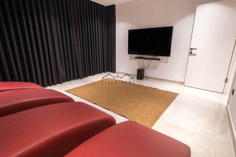 Modernes Wohnzimmer mit elegantem Design und stilvoller Einrichtung. Ideal zum Entspannen!
