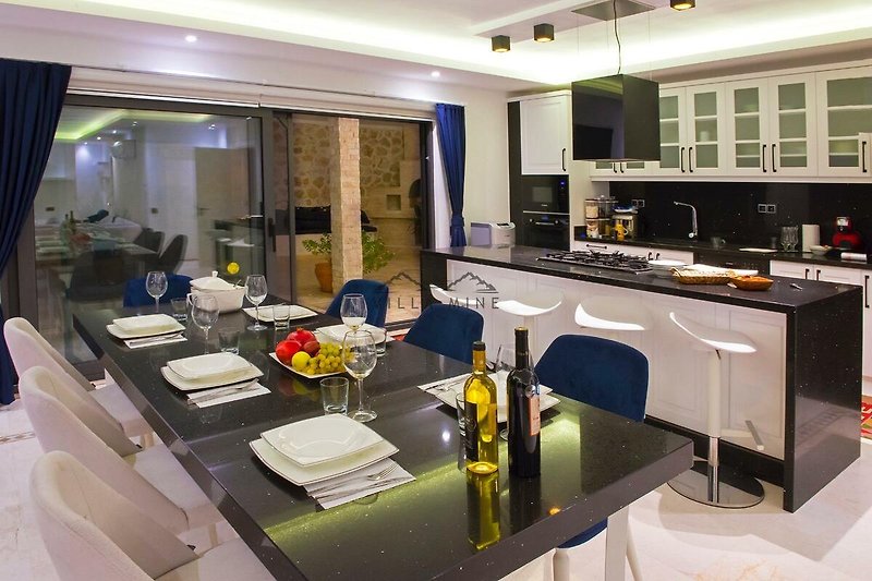 Moderne Küche mit elegantem Interieur und Küchengeräten.