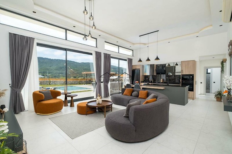 Stilvolles Wohnzimmer mit bequemer Couch, Holzmöbeln und Fenster.