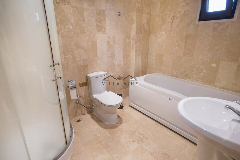 Modernes Badezimmer mit lila Akzenten - stilvoll und elegant!