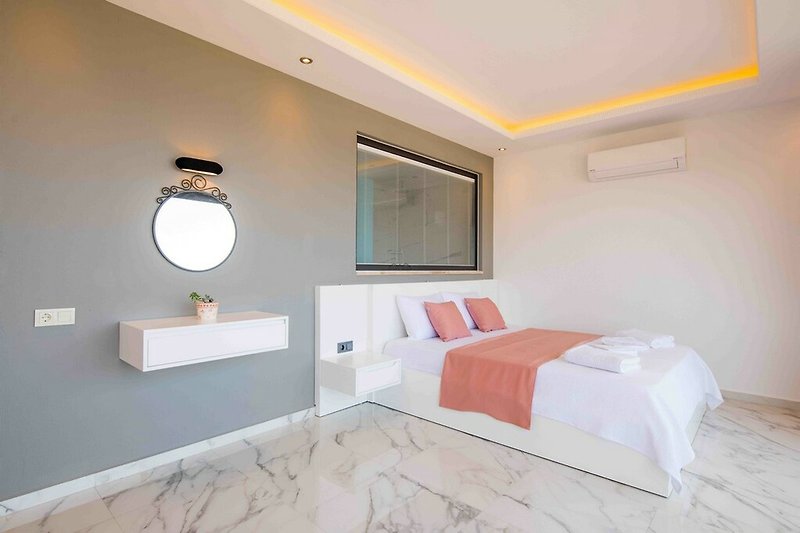 Schlafzimmer mit Bett, Lampe und Fenster - stilvoll und gemütlich.