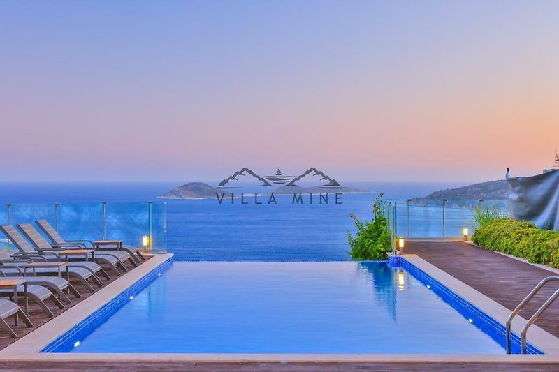 Luxuriöses Ferienhaus mit Pool und Meerblick in tropischer Umgebung.