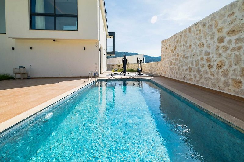 Moderne Wohnung mit Pool und Blick auf Wasser. Ideal für Urlaub!