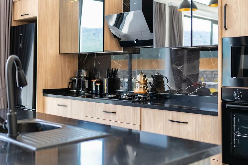 Moderne Küche mit Holz- und Aluminiumelementen.