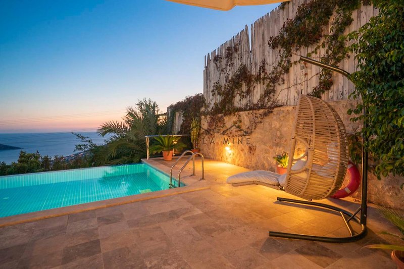 Strandvilla mit Pool, Palmen, Meerblick und Außenmöbeln - perfekt für Urlaub!