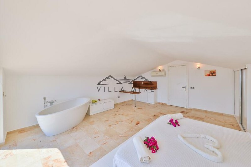 Badezimmer mit Holzdetails, Waschbecken und Badewanne.