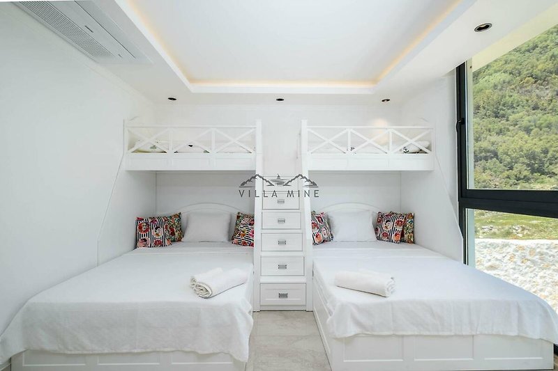 Modernes Schlafzimmer mit stilvoller Einrichtung und bequemem Bett. Ideal zum Entspannen!