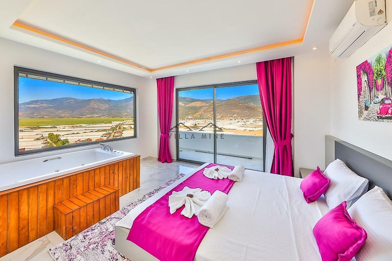 Wohnzimmer mit violetten Möbeln, rosa Vorhängen und Pflanze.