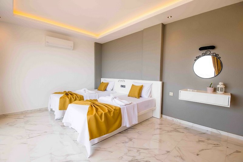 Elegantes Schlafzimmer mit stilvoller Einrichtung und gemütlichem Ambiente.