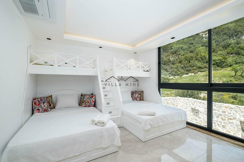 Modernes Schlafzimmer mit stilvoller Einrichtung und elegantem Bett. Ideal zum Entspannen!