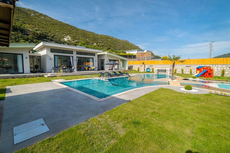 Stilvolles Haus mit Pool, Garten und modernem Design.