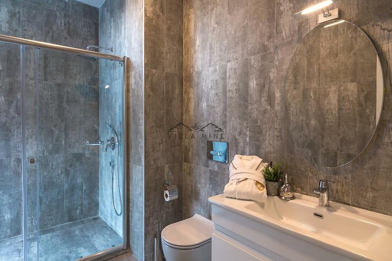 Modernes Badezimmer mit stilvoller Einrichtung und Dusche - elegant und stilvoll!