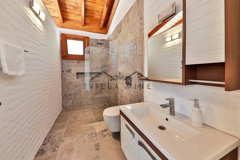 Modernes Badezimmer mit elegantem Design und geräumiger Badewanne.