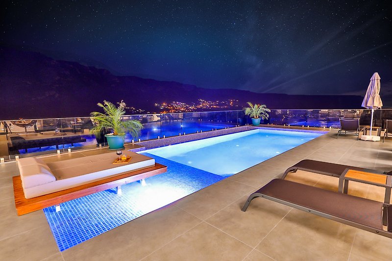 Luxuriöses Anwesen mit Pool, modernem Design und atemberaubendem Ausblick.