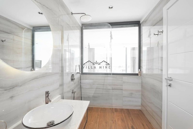 Modernes Badezimmer mit stilvoller Einrichtung und eleganten Armaturen. Ideal für Entspannung!