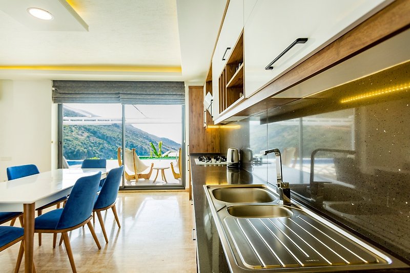 Schöne Küche mit Holzmöbeln, Arbeitsplatte und Fenster.