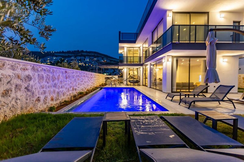 Elegantes Apartment mit Pool, moderner Architektur und grüner Umgebung.