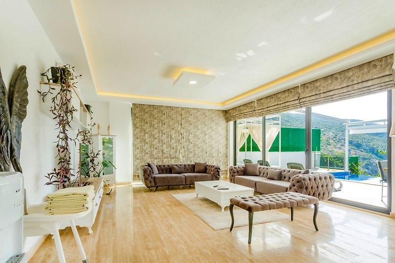 Stilvolles Wohnzimmer mit moderner Einrichtung und Pflanzen.