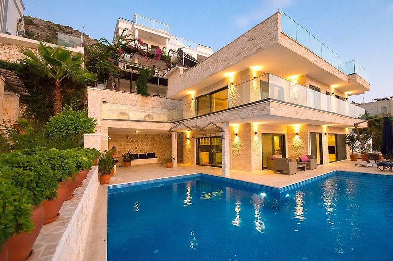 Luxuriöses Ferienhaus mit Pool und Meerblick.