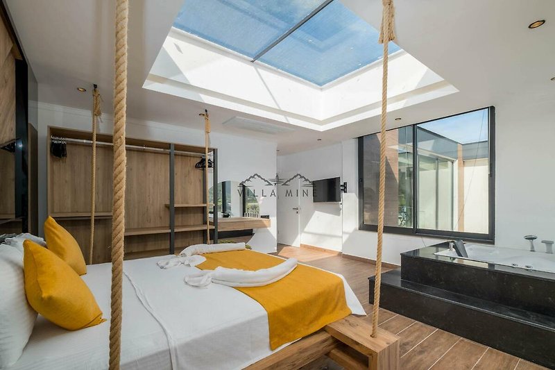 Elegantes Schlafzimmer mit Holzmöbeln und gemütlicher Beleuchtung. Ideal zum Entspannen!