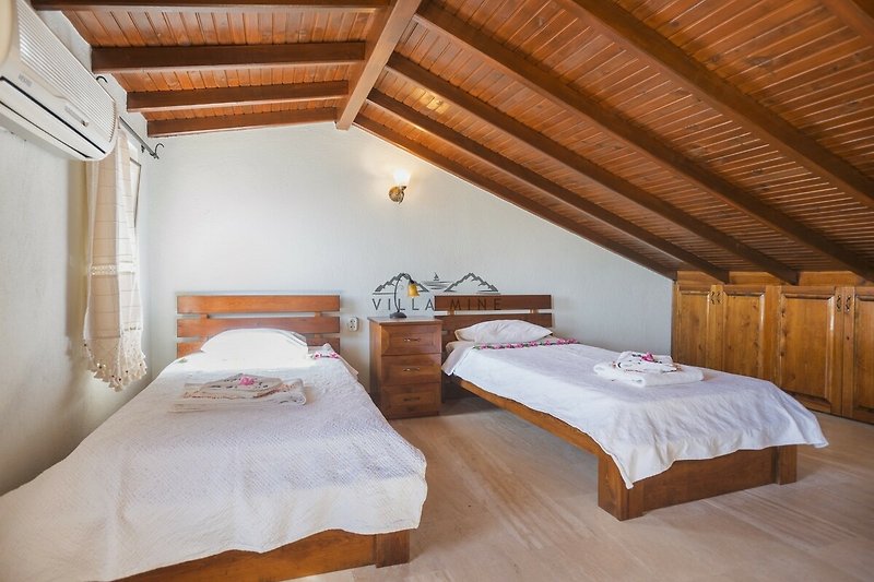 Stilvolles Schlafzimmer mit gemütlichem Bett und dekorativer Beleuchtung!