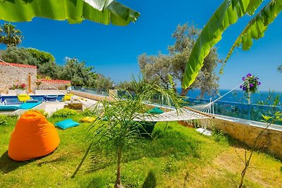 Schöne Ferienunterkunft mit Garten in Kalkan