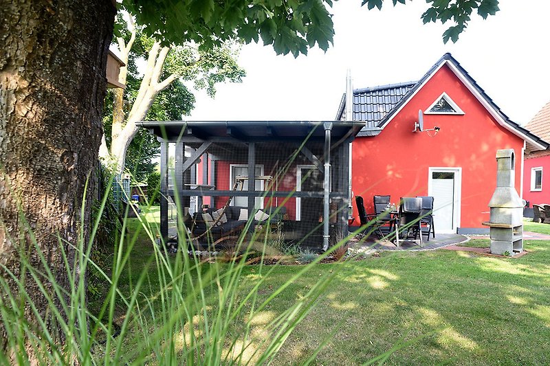 Gemütliches Landhaus mit Garten, Bäumen und schöner Aussicht.