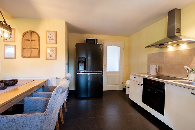 Küche mit Side-by-Side Kühlschrank