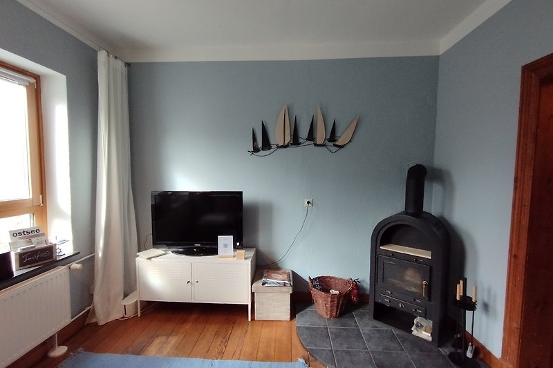 Wohnzimmer mit dänischem Ofen und TV