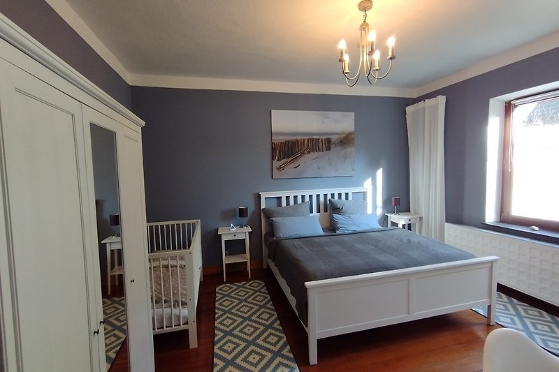 "blaues Zimmer" mit Doppelbett (180 x 200 cm), Kinderbett (70 x 140 cm) und Schreibtisch