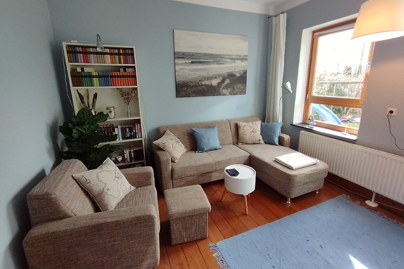 Wohnzimmer mit gemütlichem Sofa
