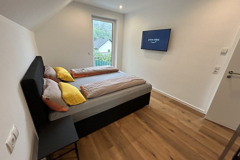 Schlafzimmer mit Smart-TV (Perspektive 2)