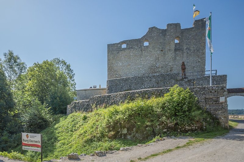 Burg Derneck, mit Bewirtung