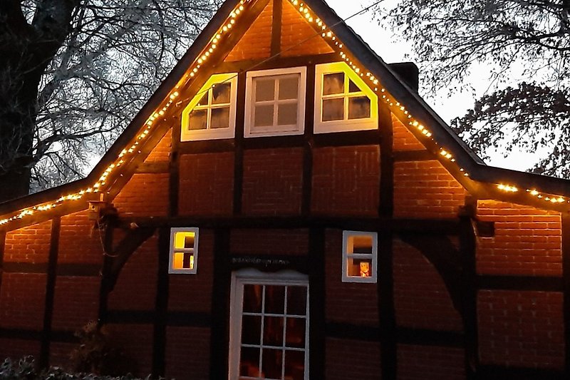 Haus mit Beleuchtung im Winter