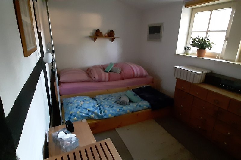 Schlafzimmerunten mit ausgezogenem Zusatzbett
