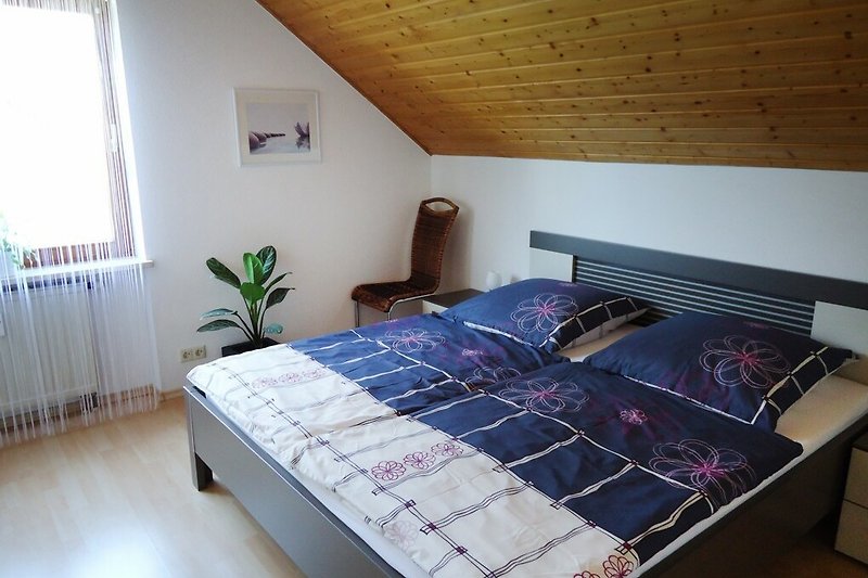 Gemütliches Schlafzimmer mit bequemem Bett und stilvollem Interieur. Erholen Sie sich und genießen Sie Ihren Aufenthalt.