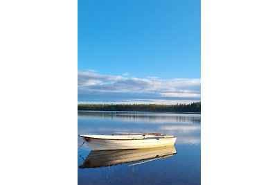 Cabina di legno sul lago Kesjön