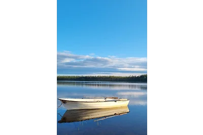 Cabina di legno sul lago Kesjön