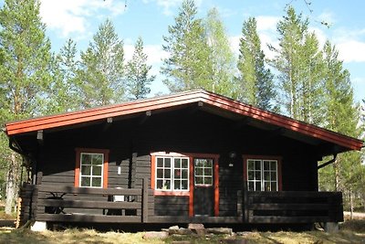 Cabaña de troncos junto al lago Kesjön