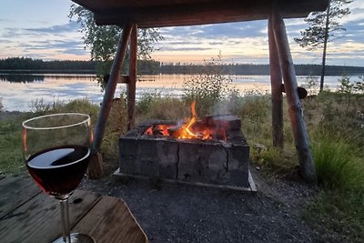 Cabina di legno sul lago Kesjön