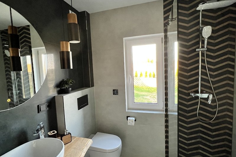 Modernes Badezimmer mit Designerfliesen. Hochwertige Ausstattung.