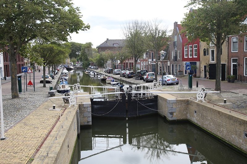 Friesland ist bekannt für sein Wasser. Das spiegelt sich natürlich in den Städten mit alten Schleusen wider.