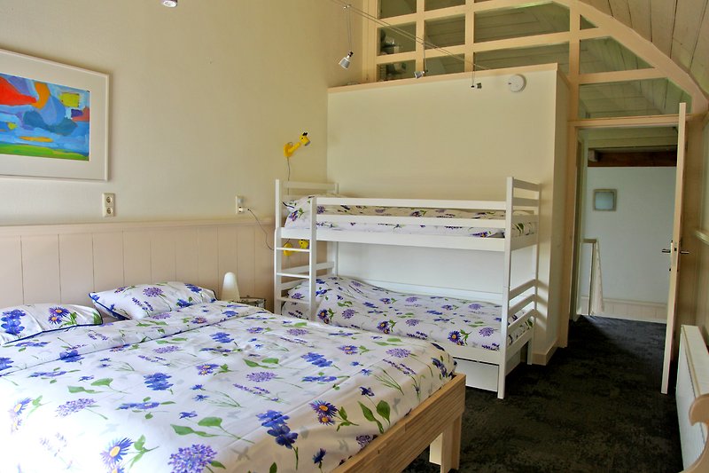 Ein komfortables Schlafzimmer mit stilvoller Einrichtung und gemütlichem Bett.