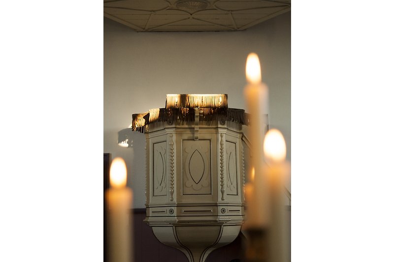 Stellen Sie Kerzen auf den Tisch und genießen Sie den stimmungsvollen Rahmen mit Orgel und Kanzel.
